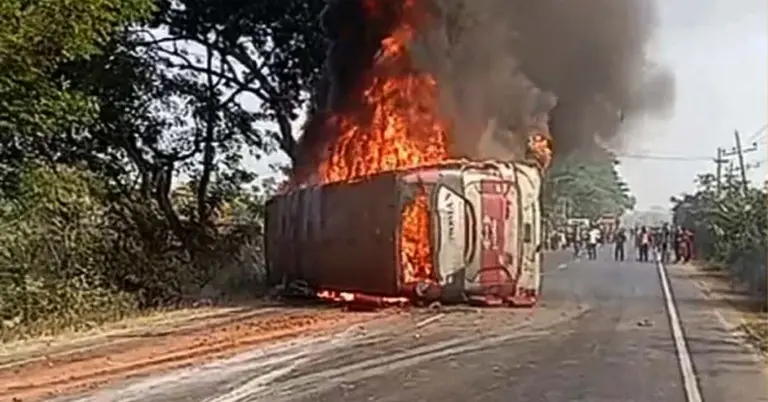 দুর্ঘটনাগ্রস্ত বাসের ছবি